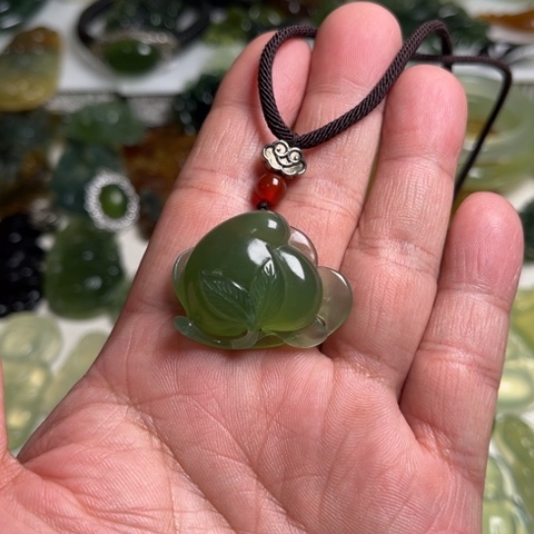 蛇纹石玉未镶嵌颈饰