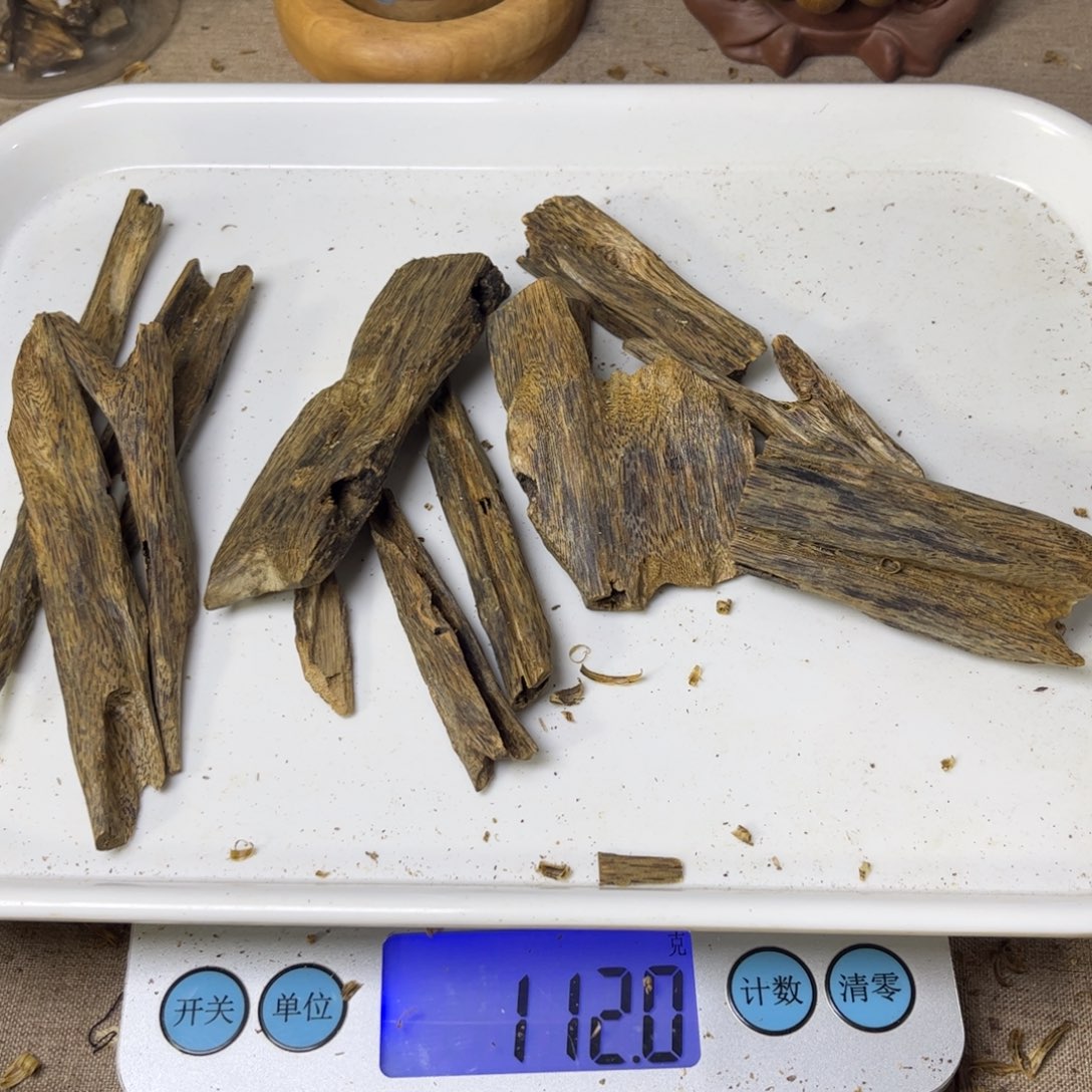 沉香木手把件奇楠虫漏112 克。。。