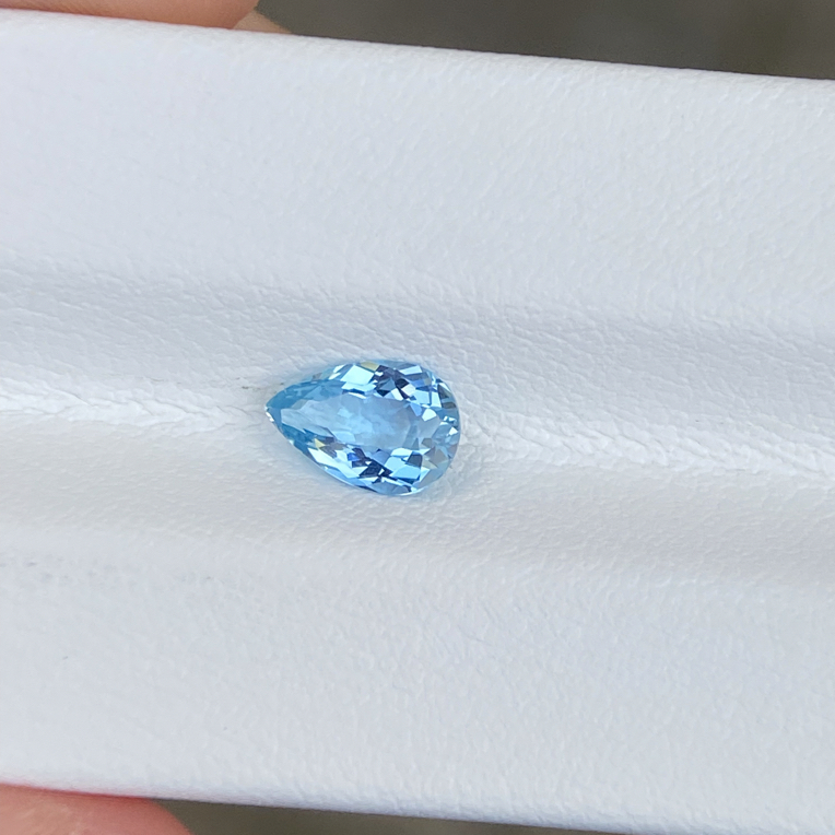 保真天然海蓝宝水滴0.73克拉