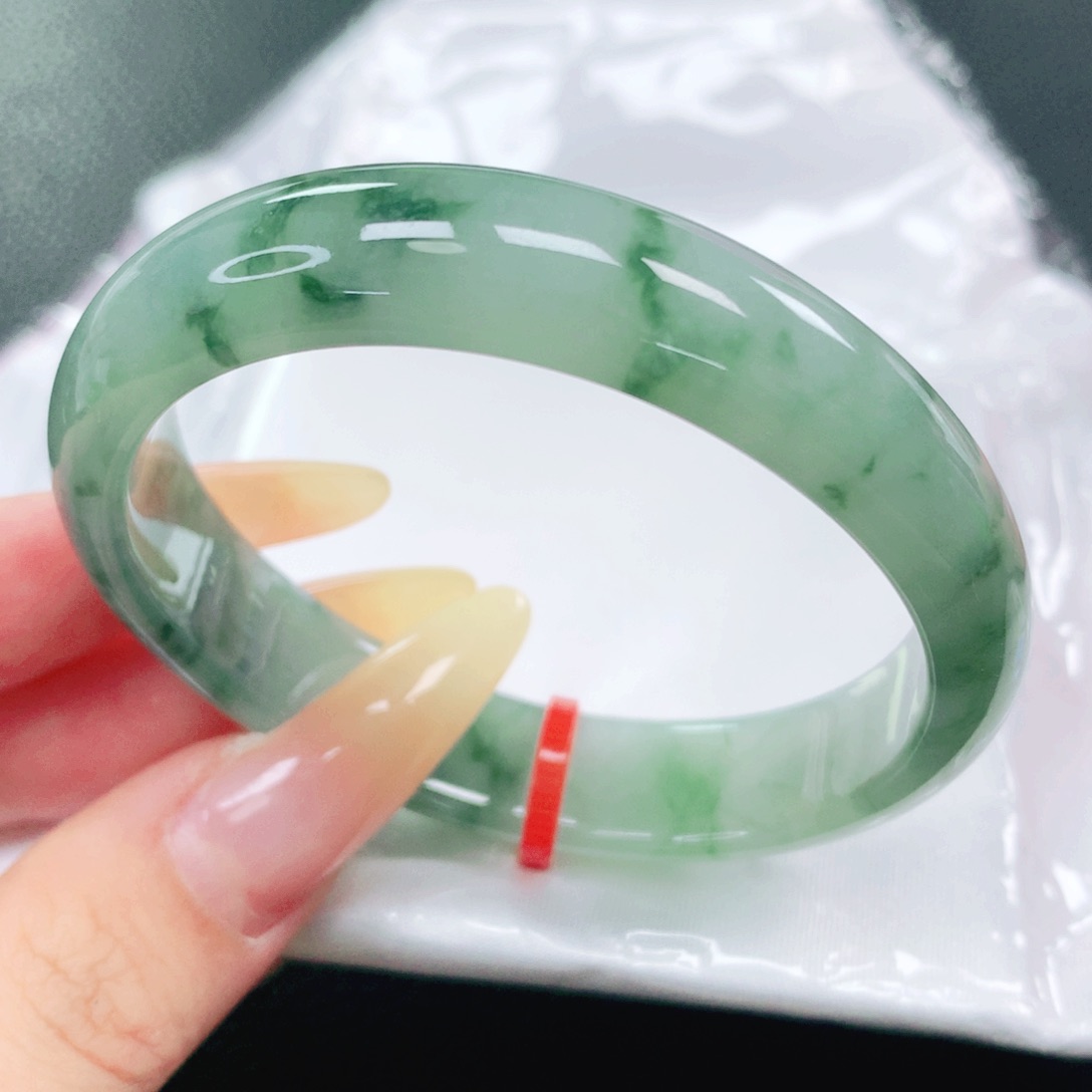 翡翠手镯未镶嵌55贵