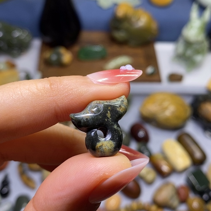 岫岩河磨玉（透闪石质玉）未镶嵌挂件通孔玉猪龙