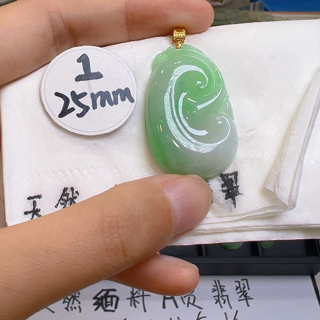 翡翠颈饰18K金镶嵌翡翠