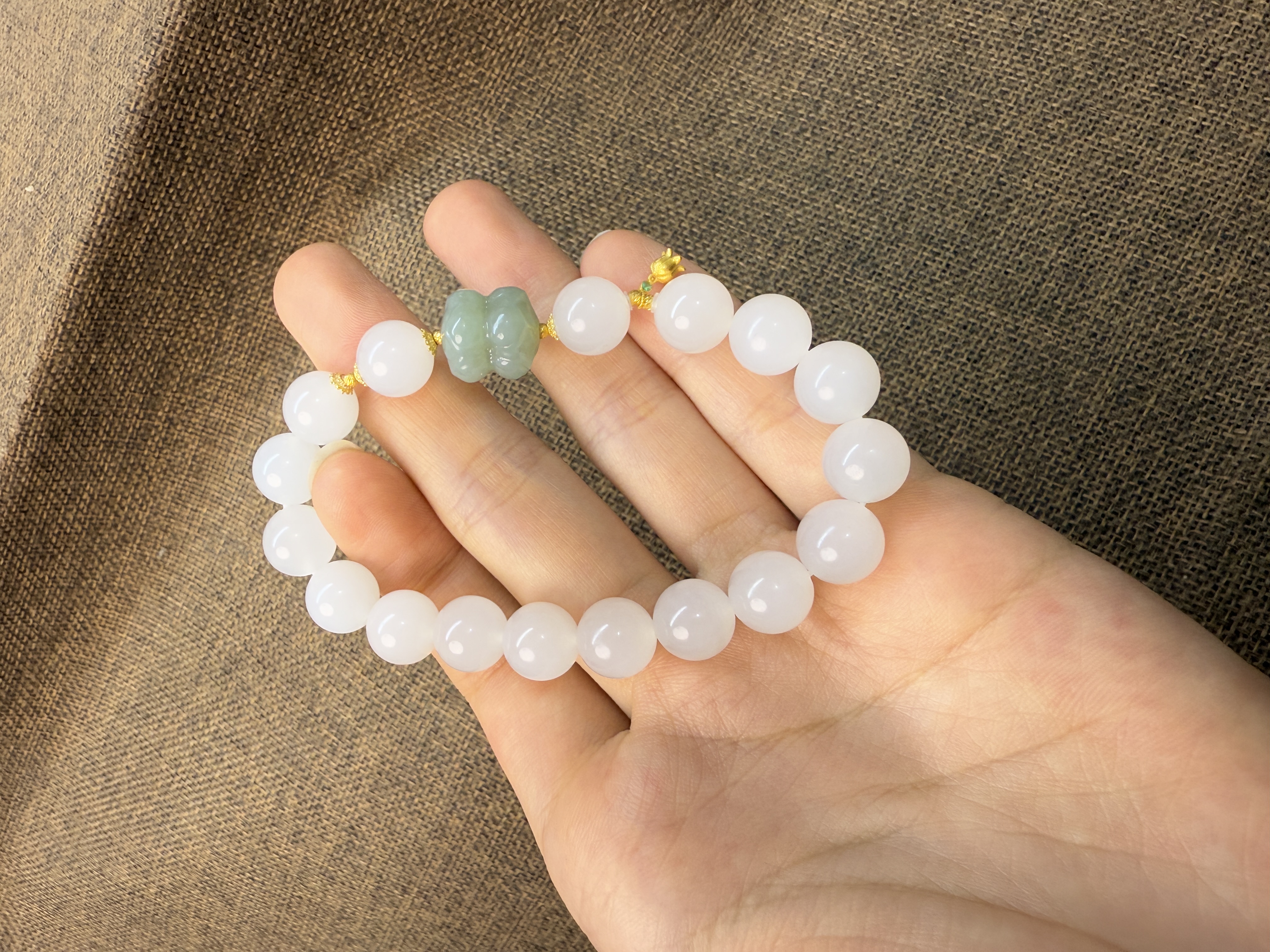 【每一次抬手，都像在腕间的优雅独白】和田玉白玉手串*18K金配饰