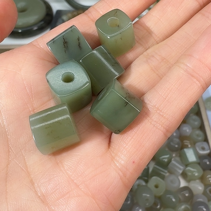 和田玉未镶嵌颈饰一共6个