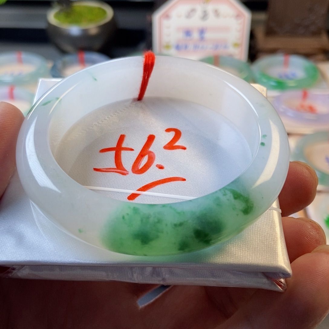 翡翠未镶嵌手镯5、冰胶飘花