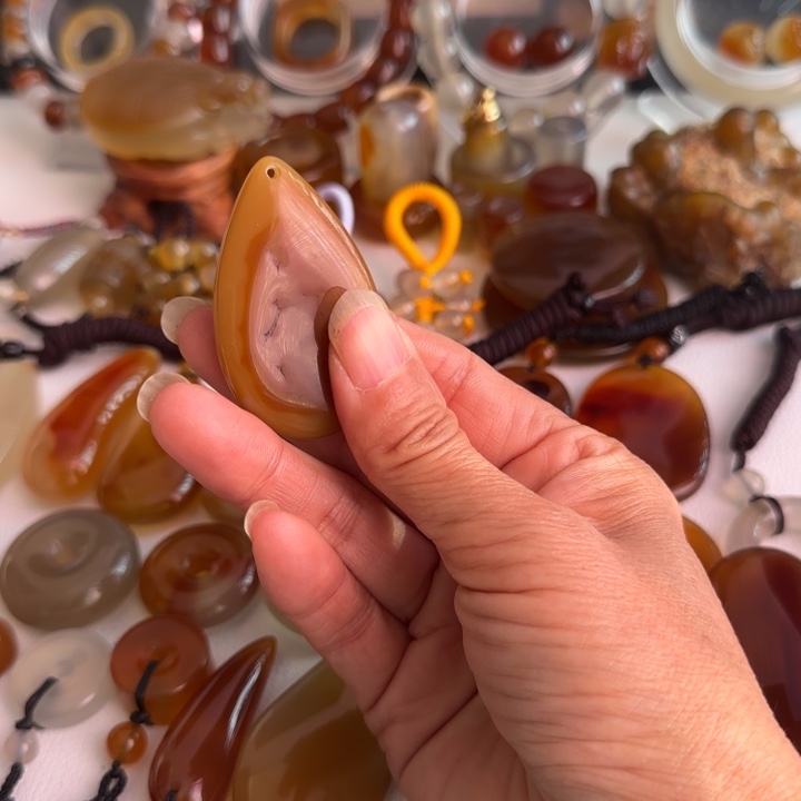 一***道玛瑙/玉髓未镶嵌颈饰