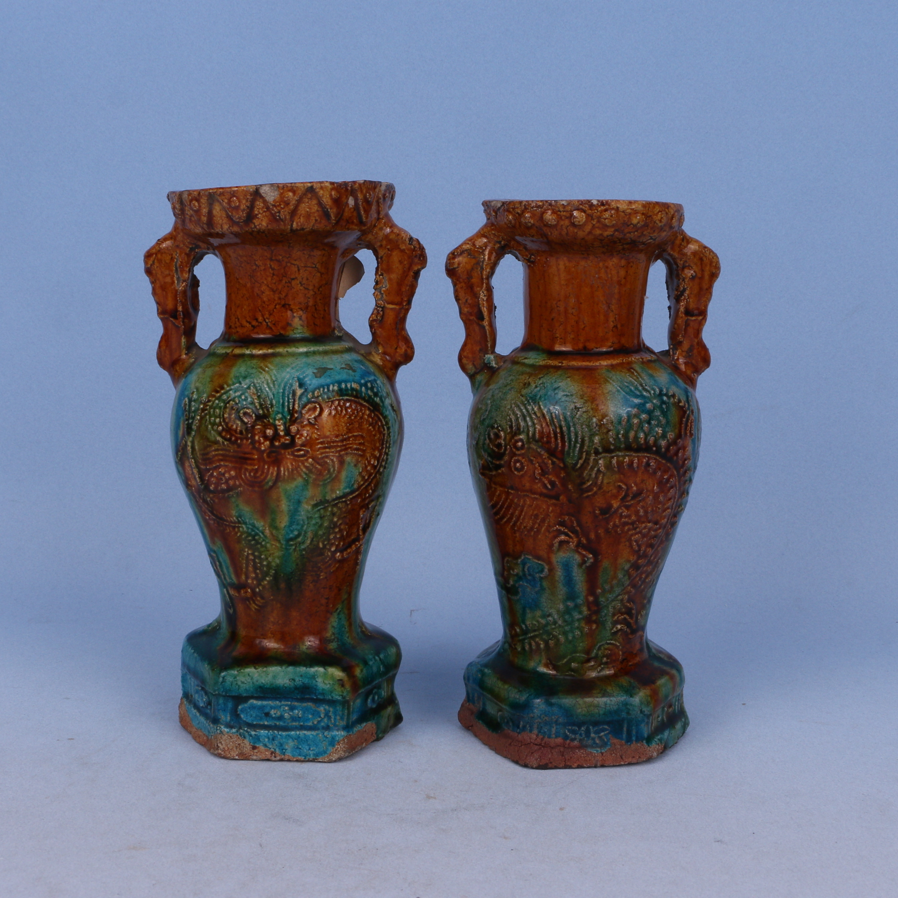 61  明  珐华彩龙纹双耳瓶