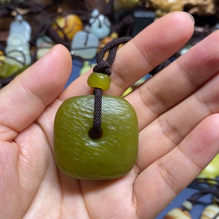 ****儿未镶嵌蛇纹石玉颈饰