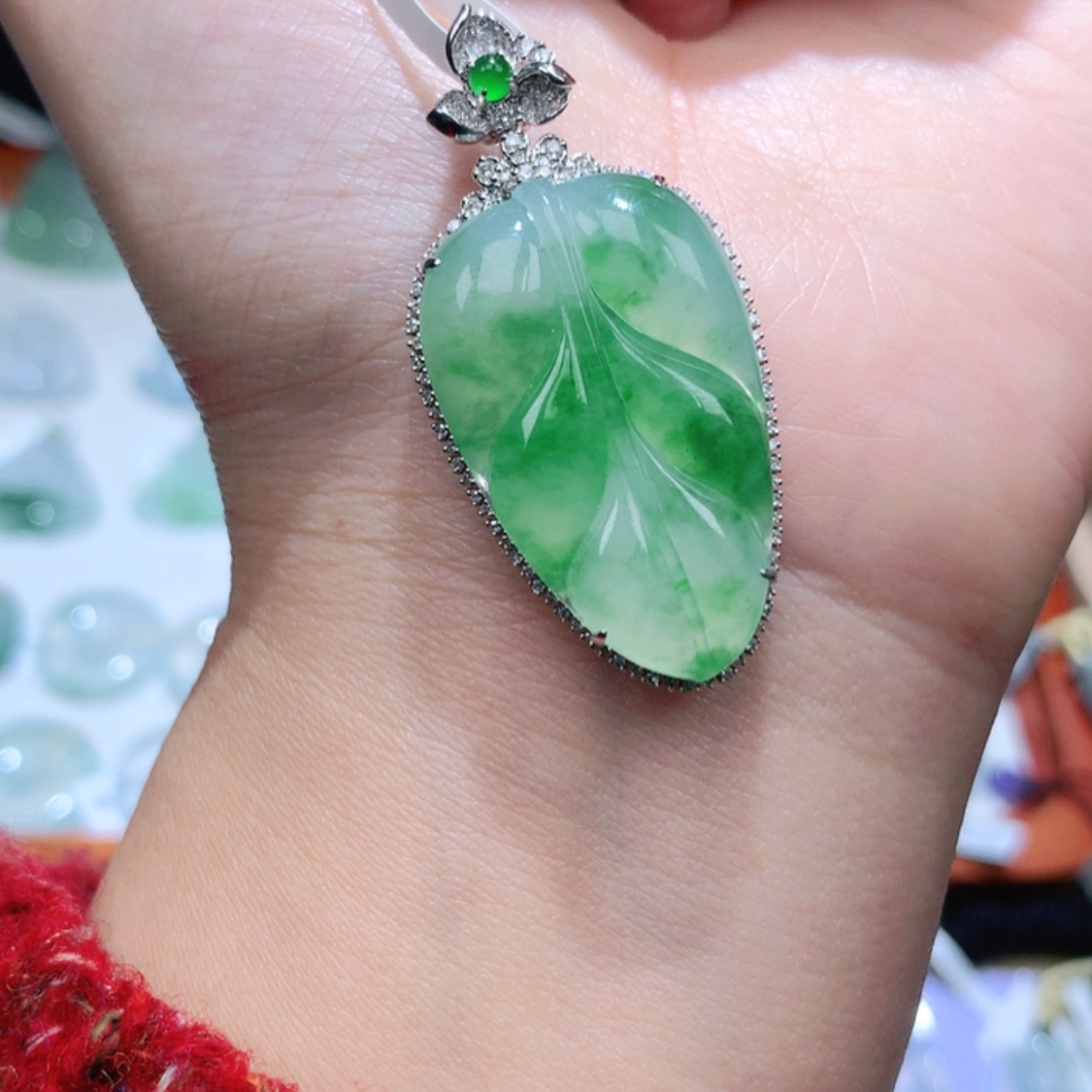 【闪购商品】翡翠颈饰18K金镶嵌晶**姐叶子