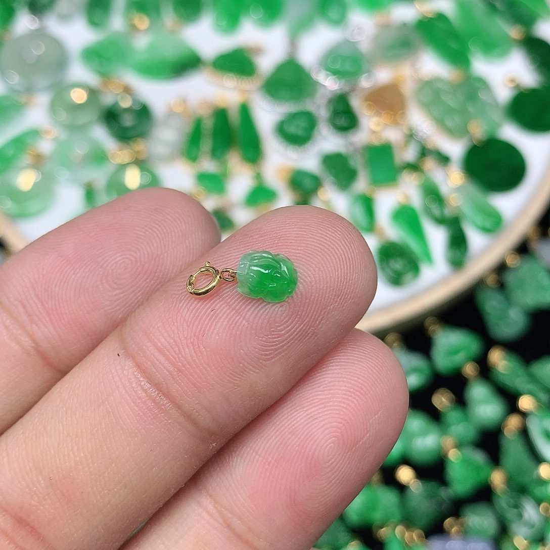 翡翠配石18K金扣 小巧精美冰飘阳绿迷你小貔貅