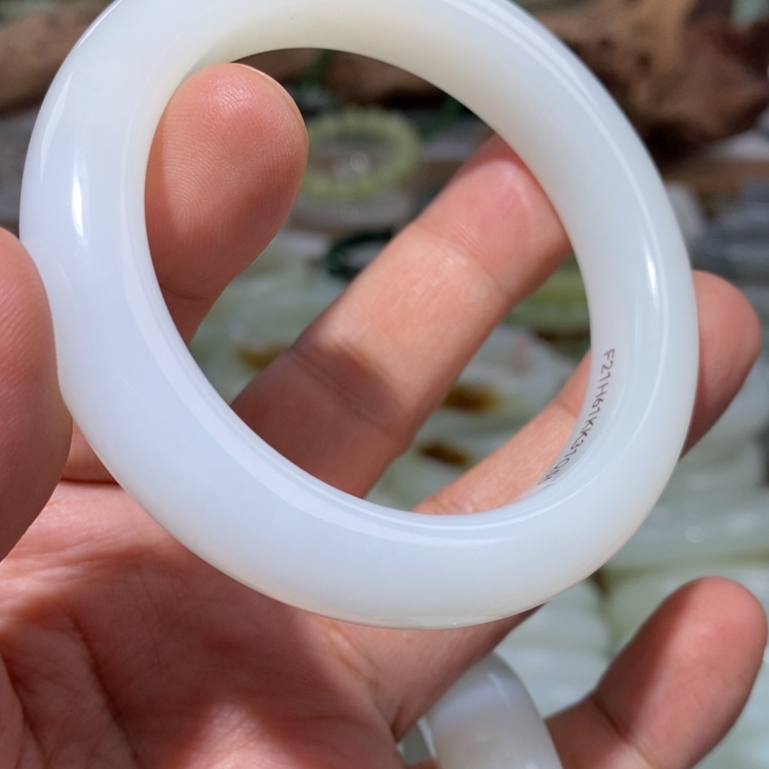 和田玉手镯未镶嵌E***?