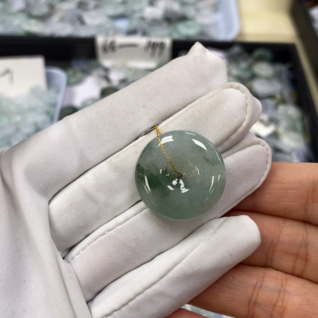 翡翠未镶嵌颈饰平安扣