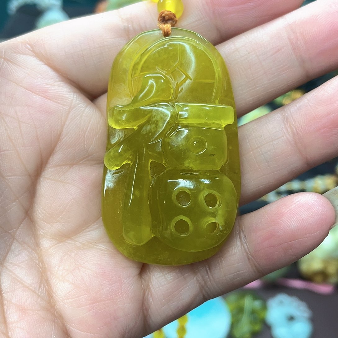 蛇纹石玉颈饰未镶嵌