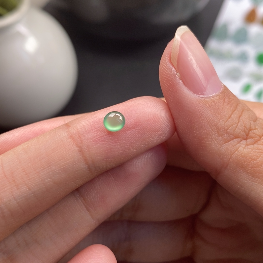 翡翠裸石冰晴绿蛋面