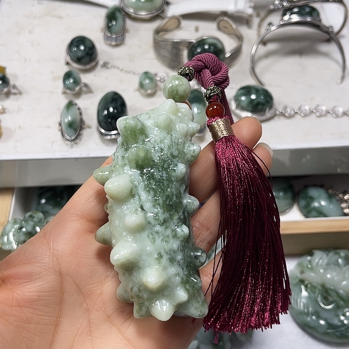 透闪石-蛇纹石玉未镶嵌颈饰