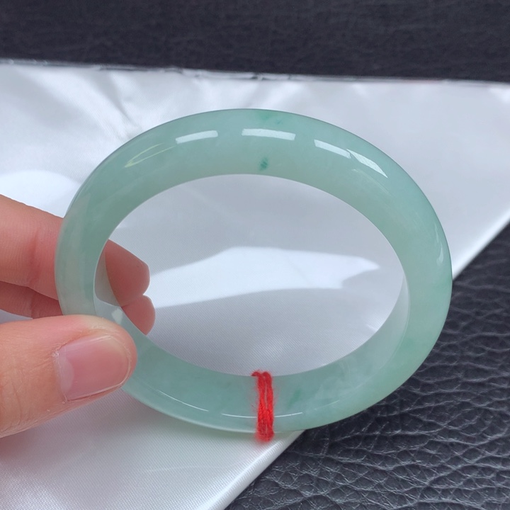 翡翠手镯未镶嵌。