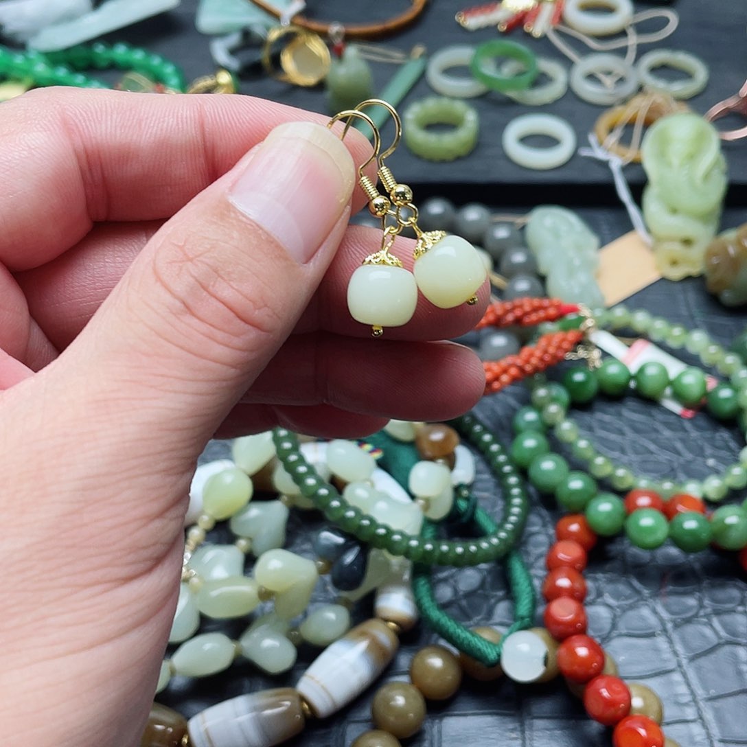 未镶嵌手链和田玉耳饰