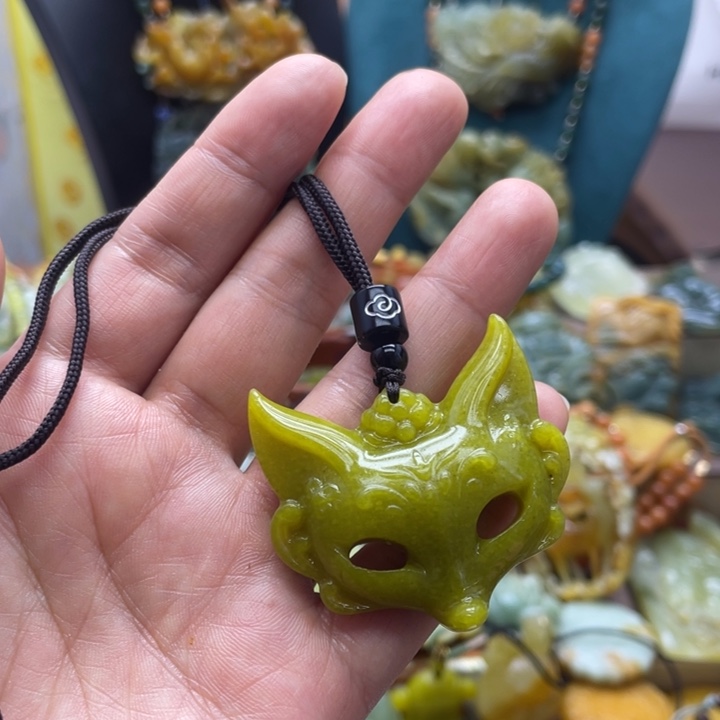 蛇纹石玉未镶嵌颈饰