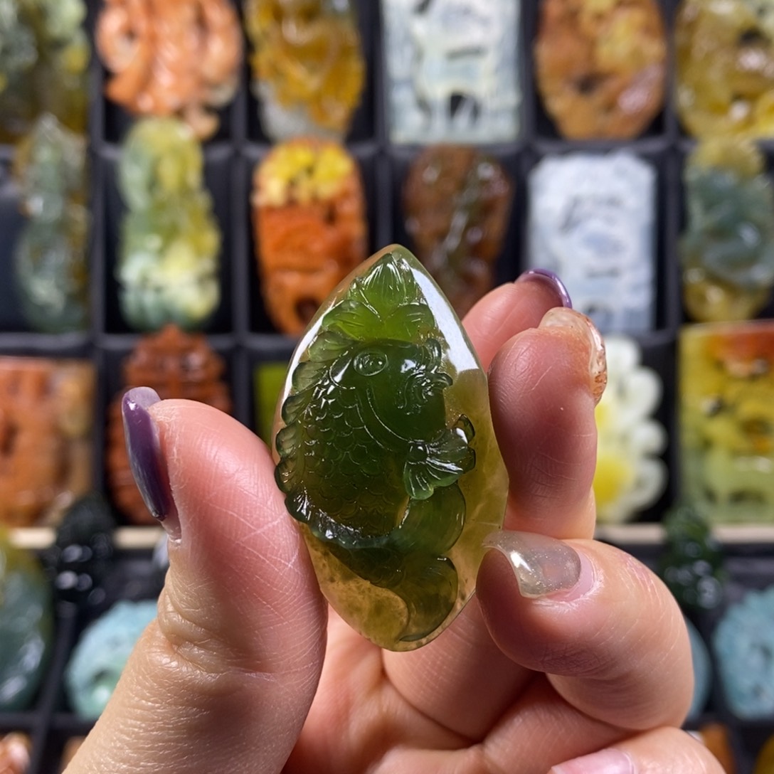 蛇纹石玉颈饰合金