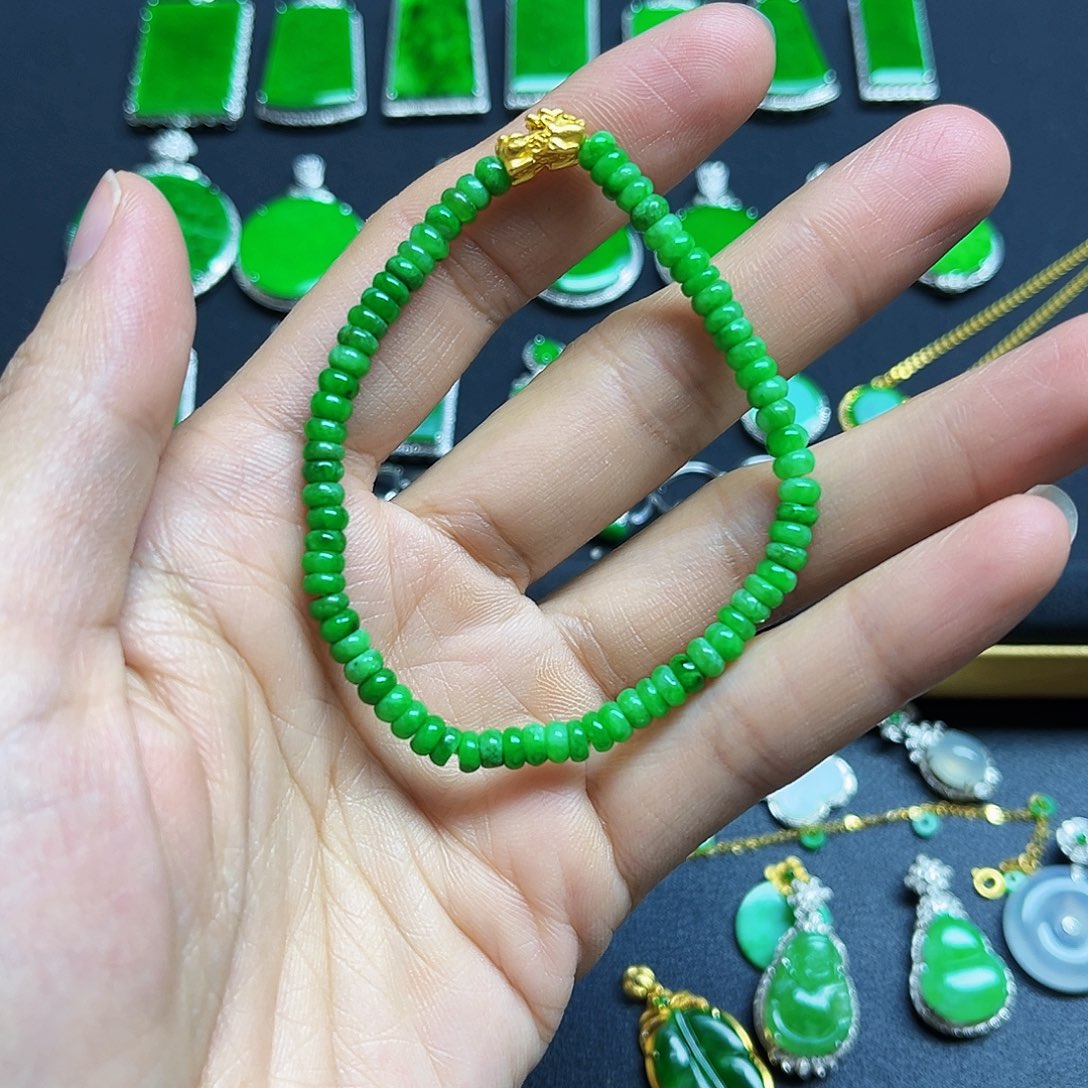 翡翠足金镶嵌颈饰