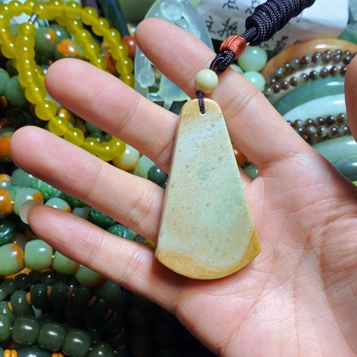 岫岩河磨玉（透闪石质玉）颈饰未镶嵌