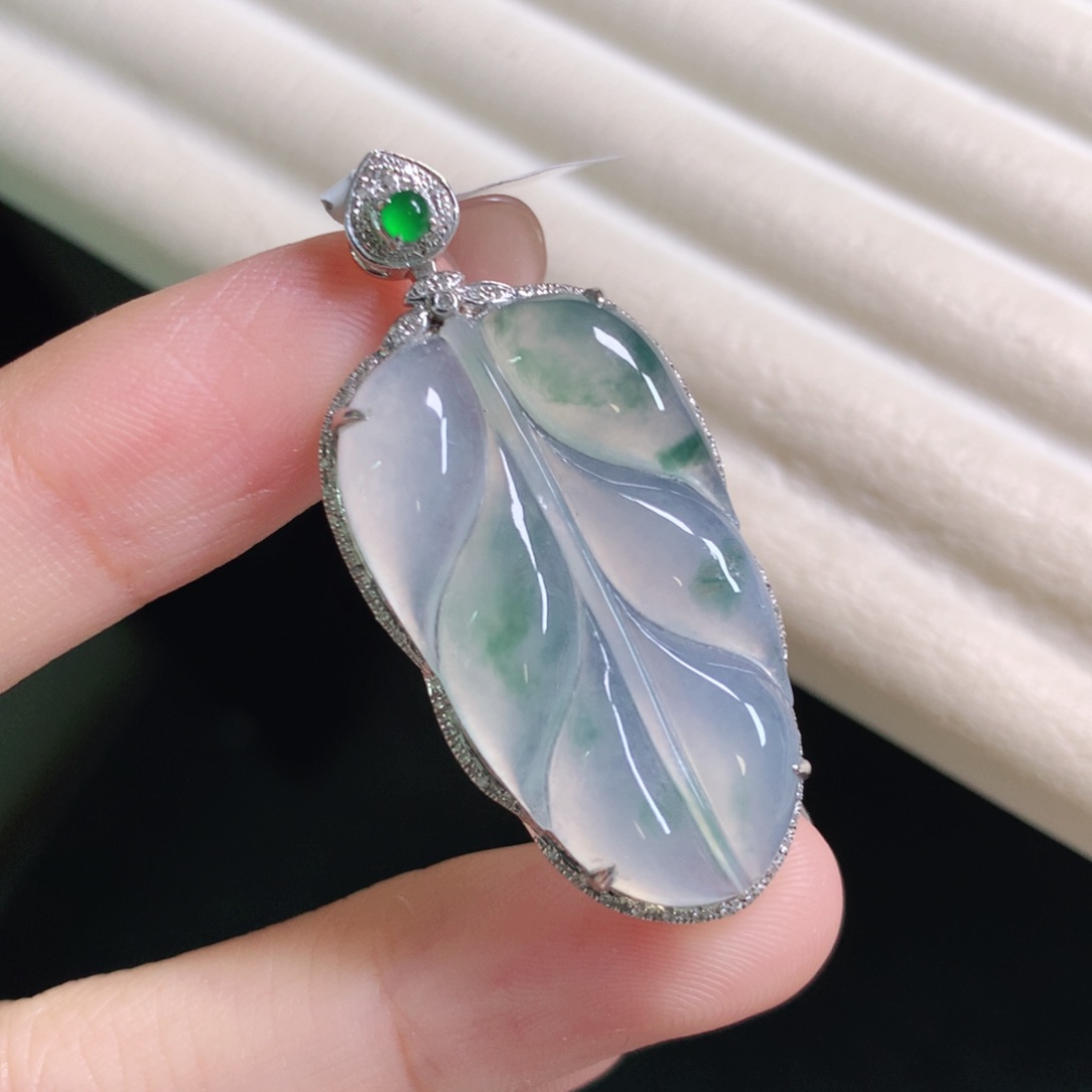 翡翠颈饰18K金镶嵌叶子