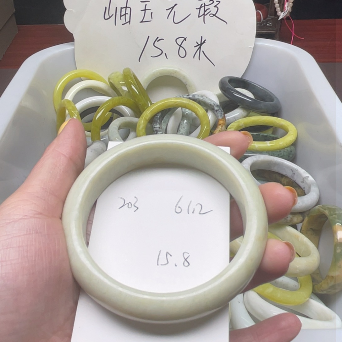 蛇纹石玉未镶嵌手镯