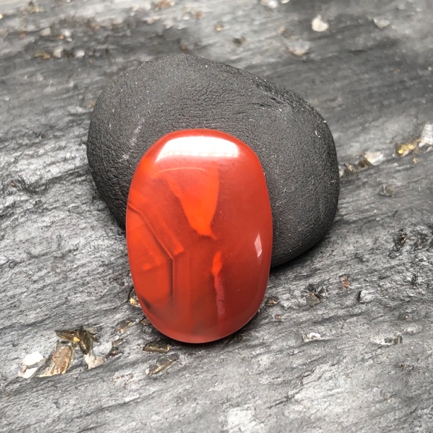 川料原矿南红玛瑙纯手工打磨尺寸22x13.6x4.5毫米，无裂