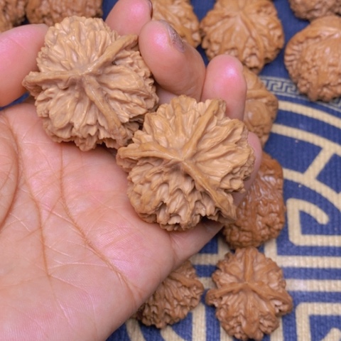 【闪购商品】文玩核桃吊坠浮*帝王三棱