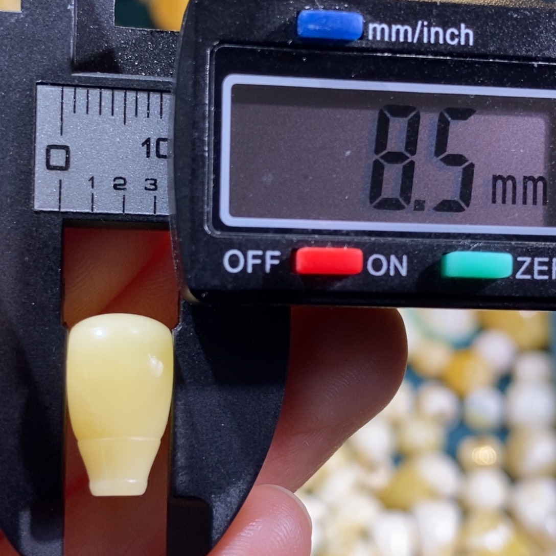 琥珀裸石未镶嵌配饰