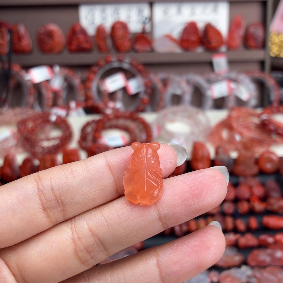 南红玛瑙未镶嵌颈饰金鱼吊坠