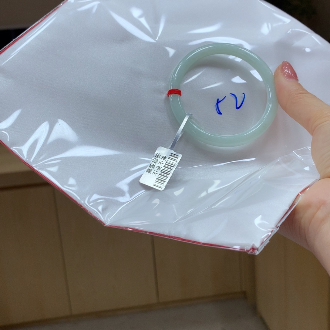 翡翠手镯未镶嵌不退不换