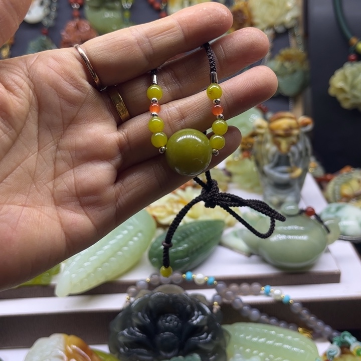 蛇纹石玉未镶嵌颈饰