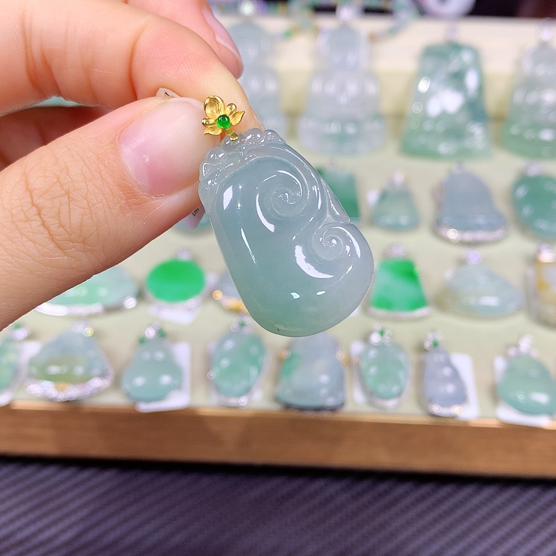 翡翠18K金镶嵌颈饰如意