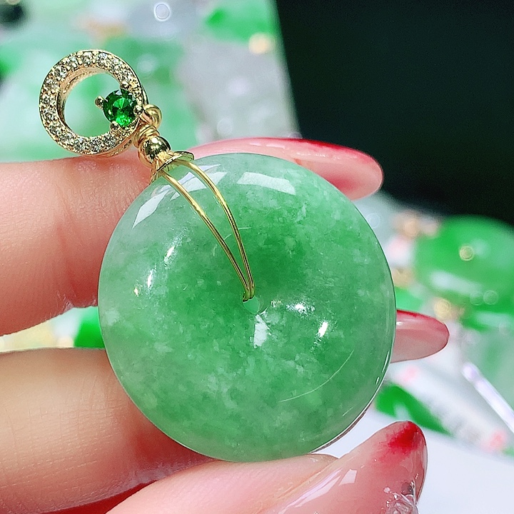 翡翠未镶嵌颈饰翡翠多样性发其一