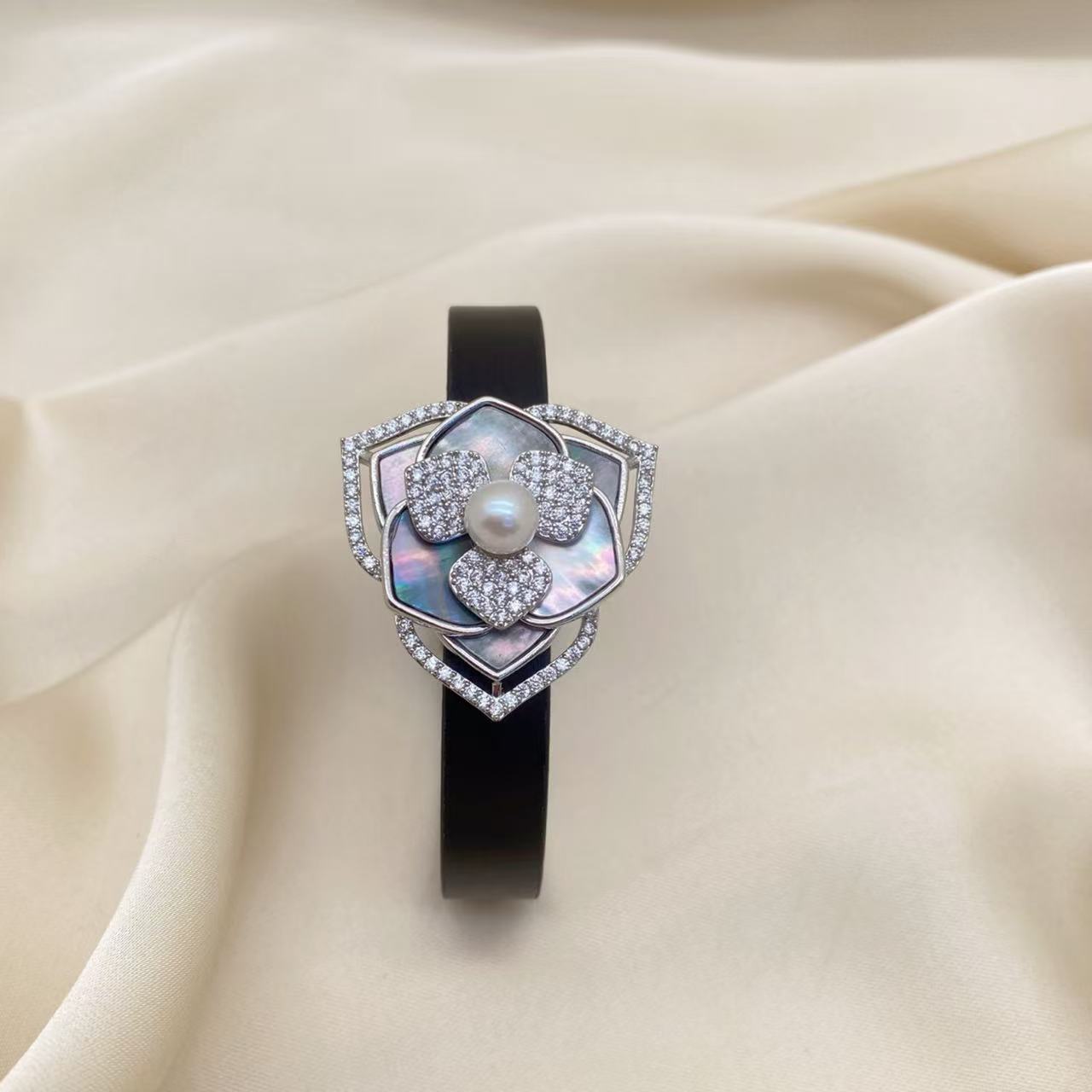 LH048【表带山茶花珍珠手链手镯】手工小香风气质白色时尚百搭复古