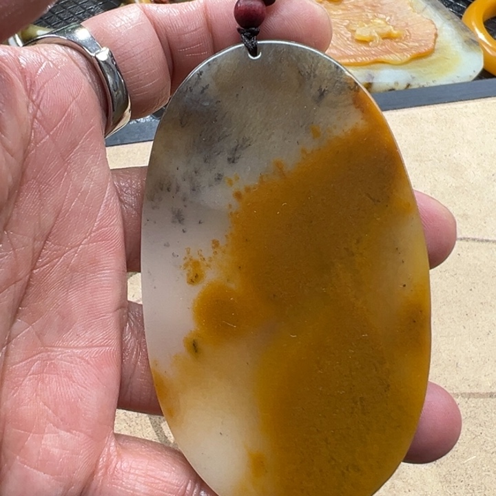 石英质玉（黄龙玉）颈饰未镶嵌