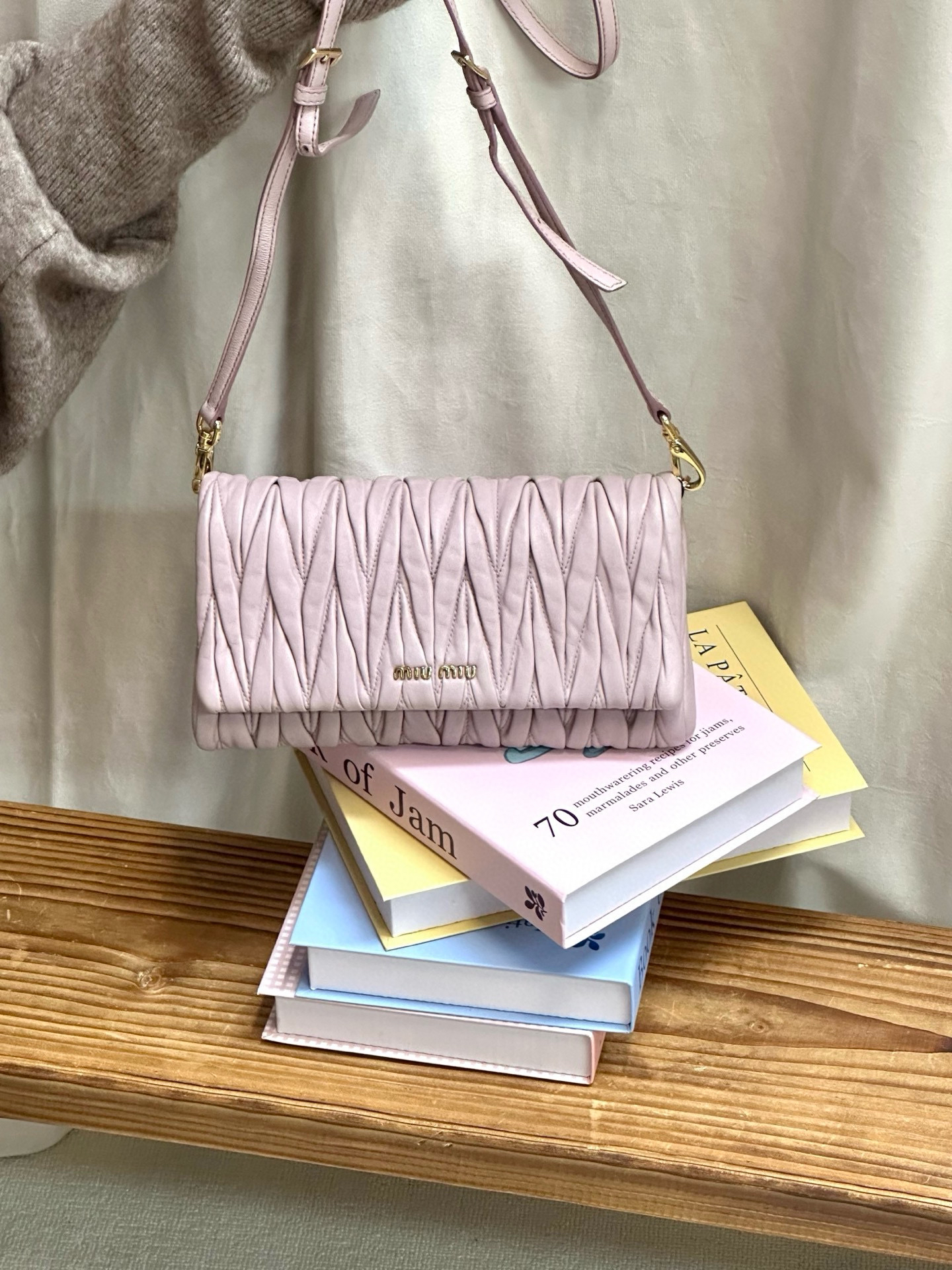 95新 MIU MIU/缪缪 miumiu 粉色褶皱斜挎包