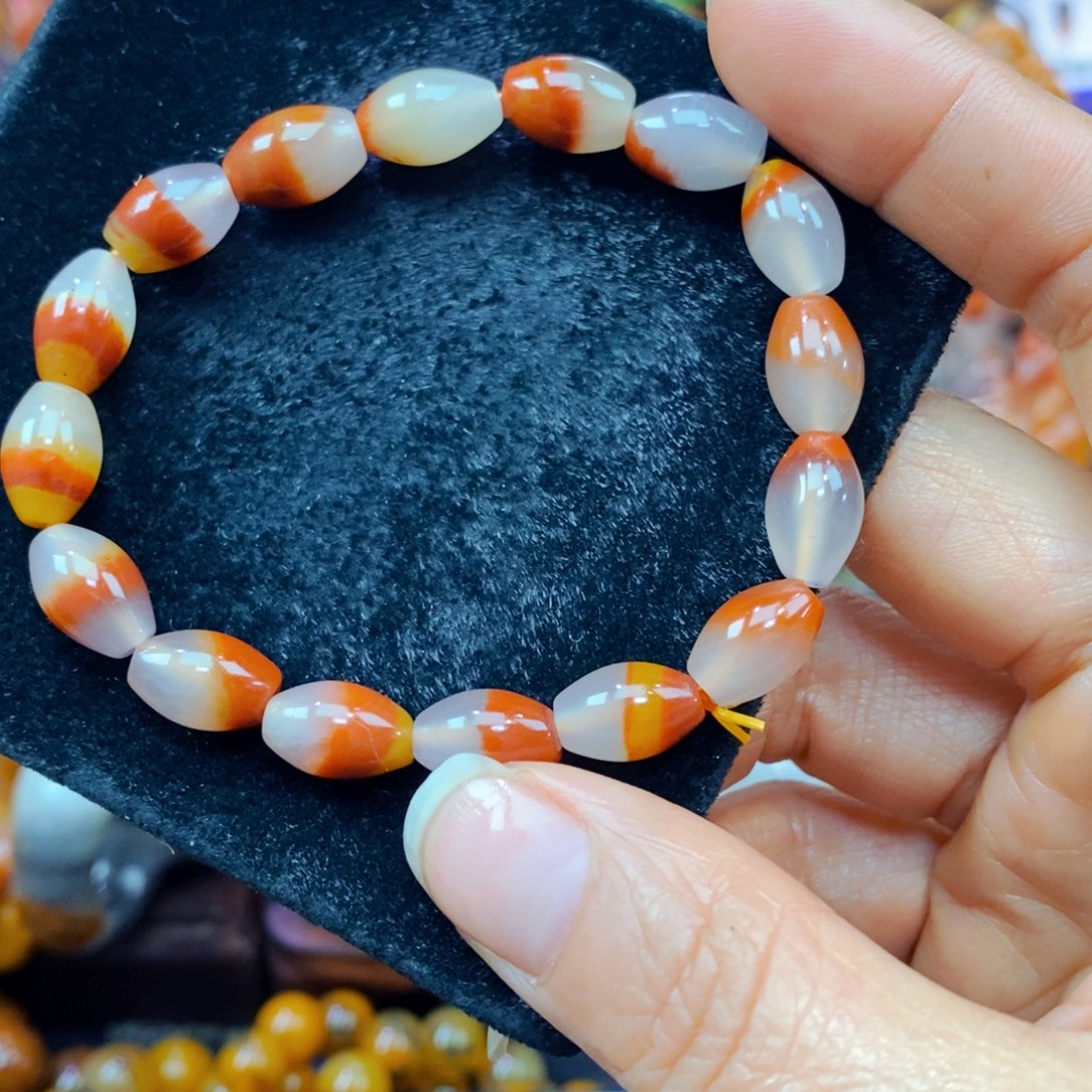 未镶嵌石英质玉（黄龙玉）颈饰