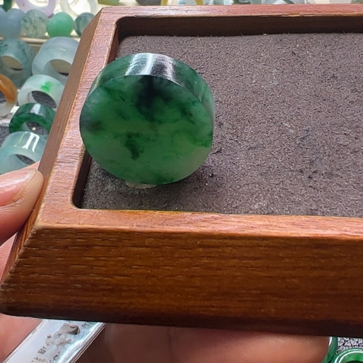 定制翡翠未镶嵌翡翠有纹裂