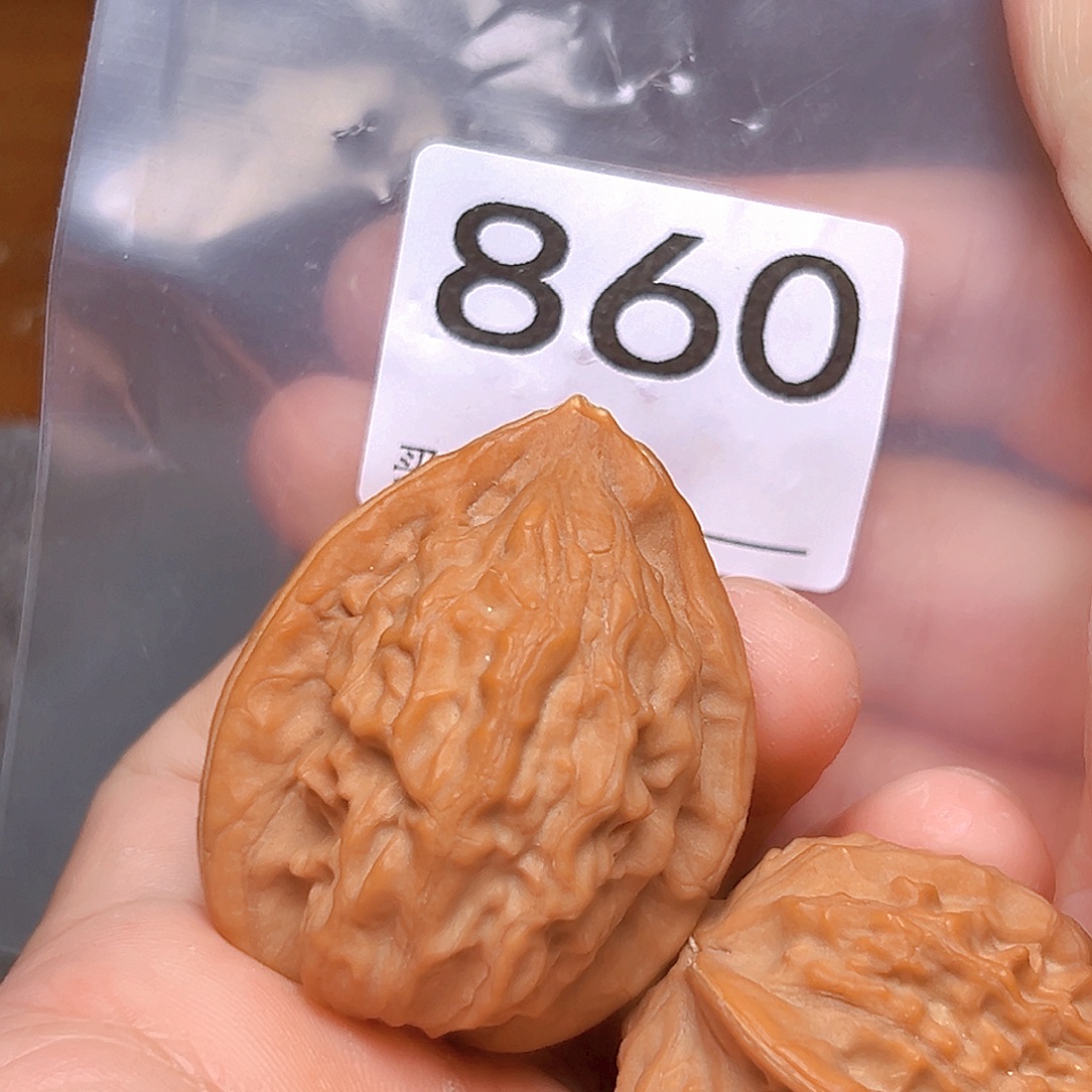 文玩核桃吊坠37大红袍。有瑕疵