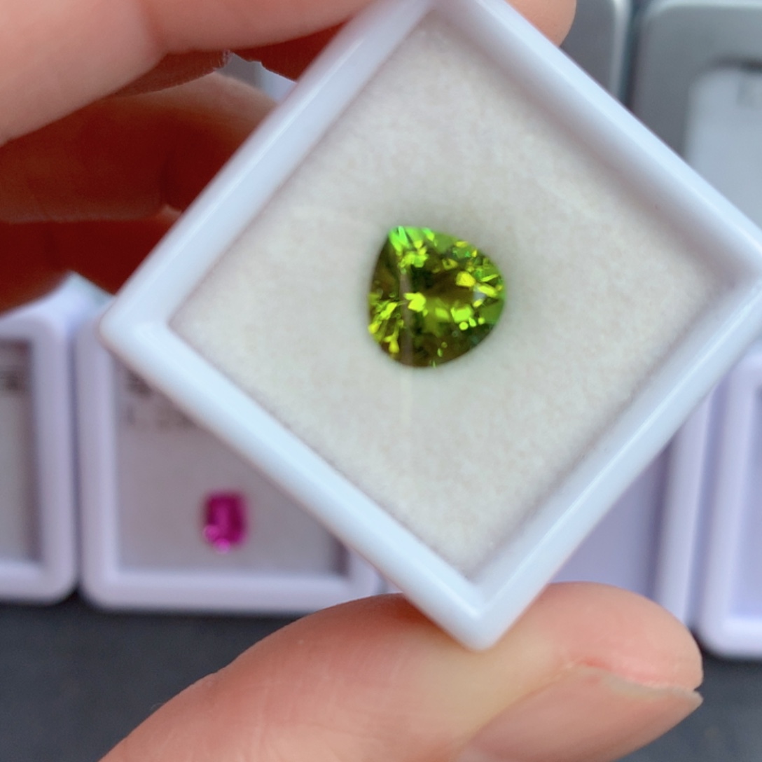未镶嵌1.83克拉裸石绿色碧玺