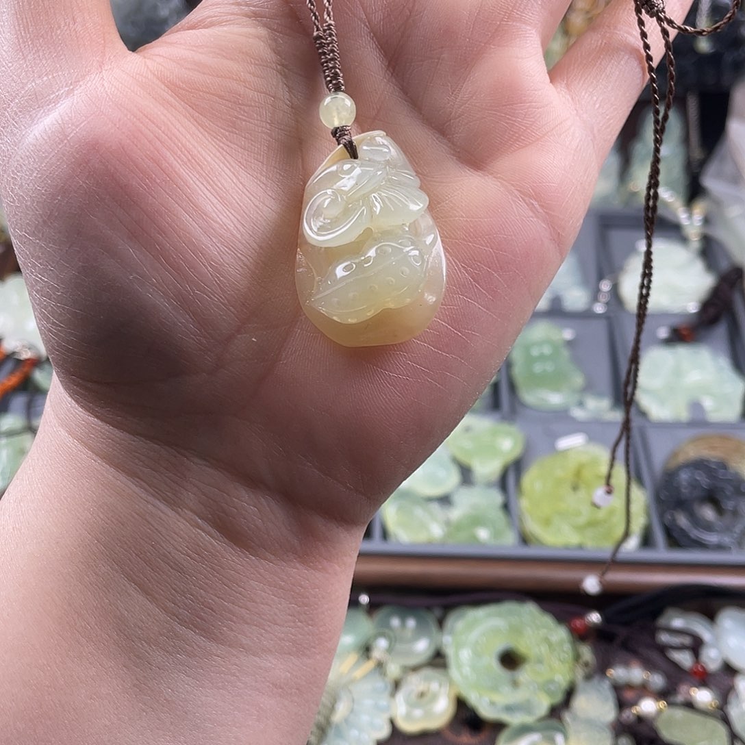 蛇纹石玉未镶嵌颈饰