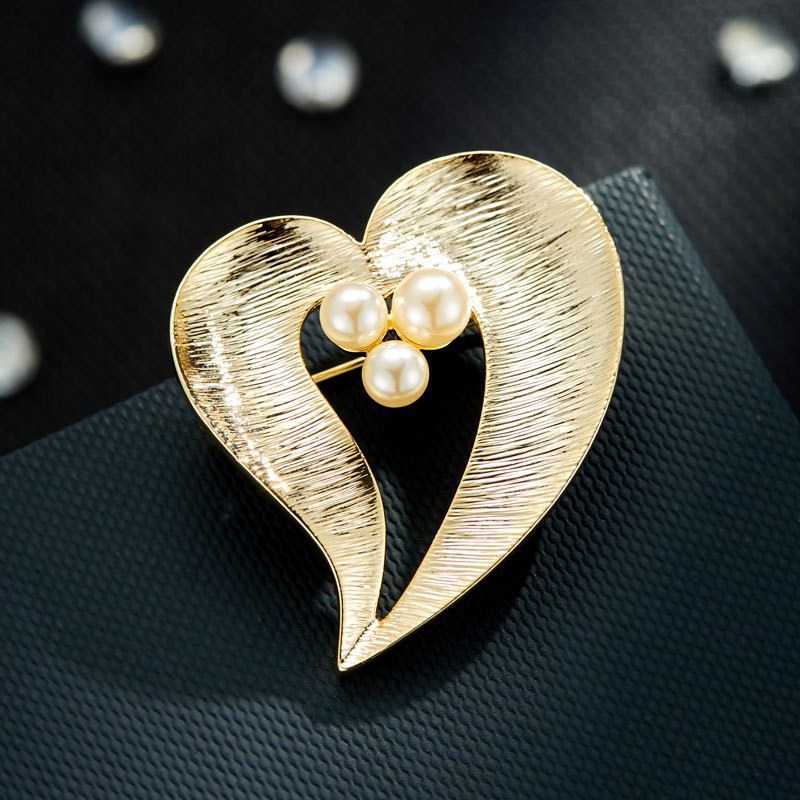碧玺（处理）复古风高级感拉丝爱心胸针金色心形点缀玻璃胸花