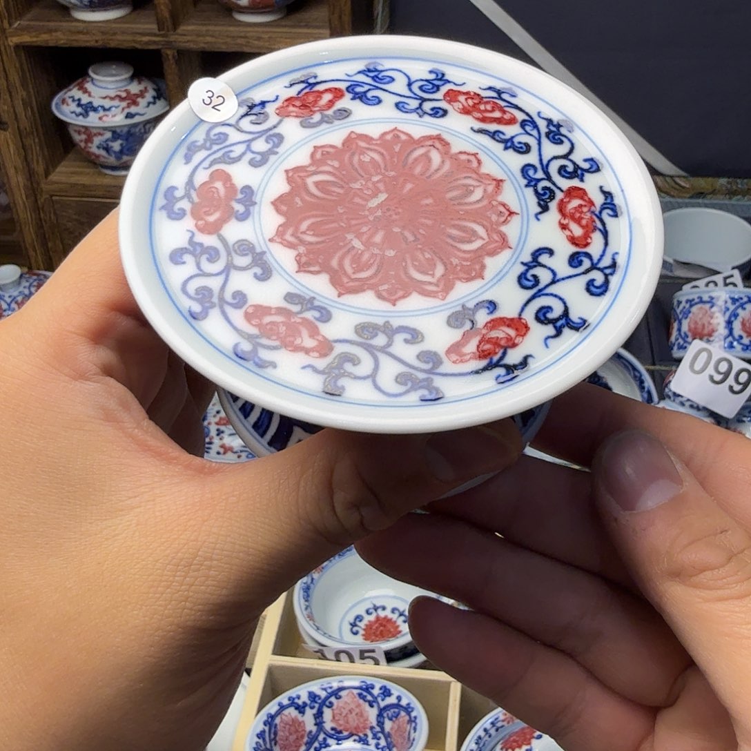 釉里红高足盖置活动款