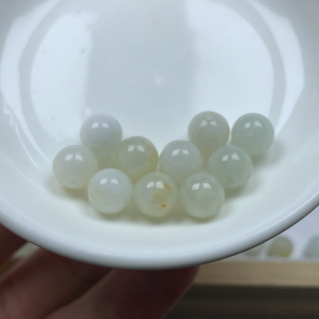 翡翠颈饰未镶嵌卡8➕。10颗。