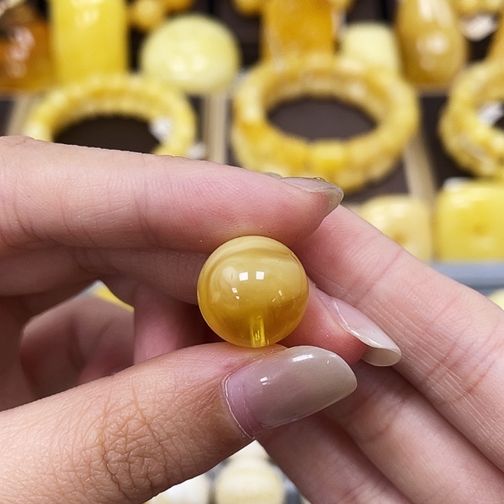 琥珀未镶嵌裸石14.1mm瑕 255