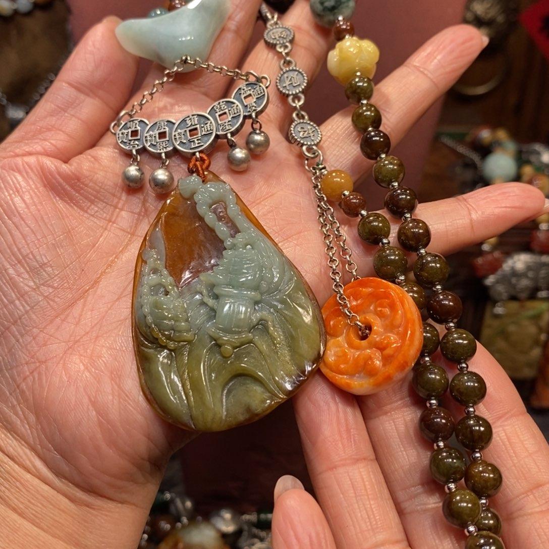 翡翠吊坠(赠链)未镶嵌