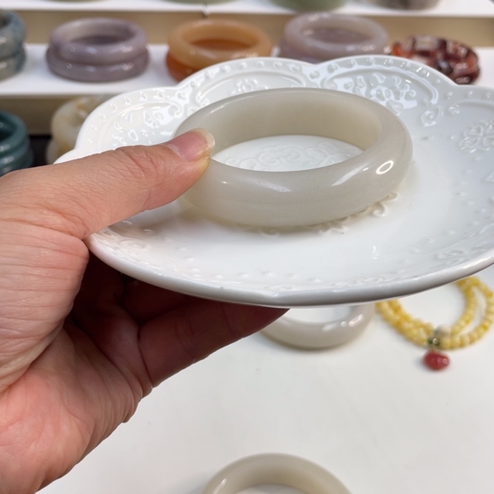 石英质玉手镯未镶嵌