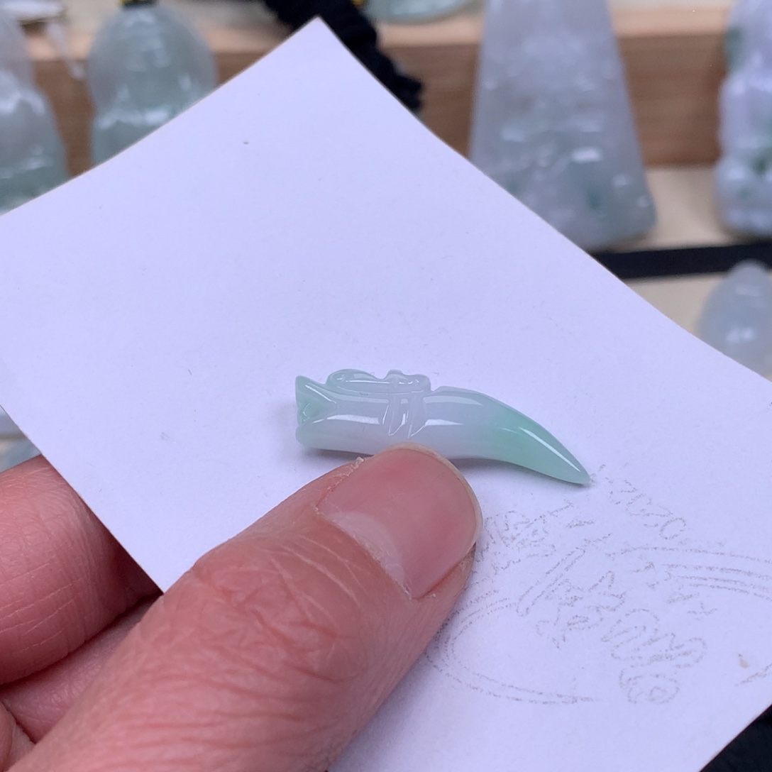 翡翠未镶嵌颈饰翡翠牙